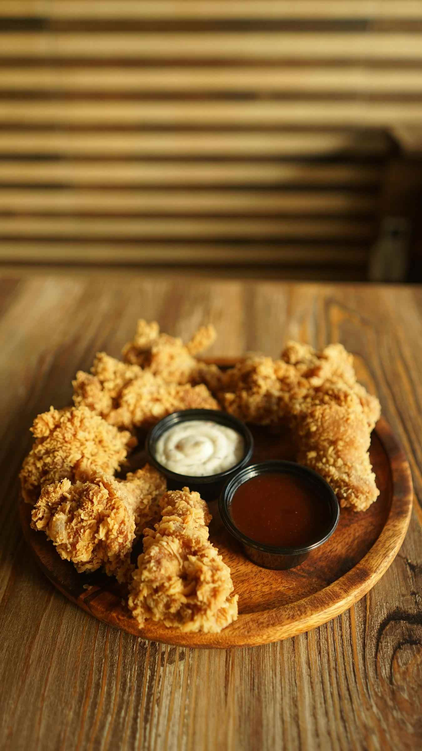 Glistening buffalo wings with celery