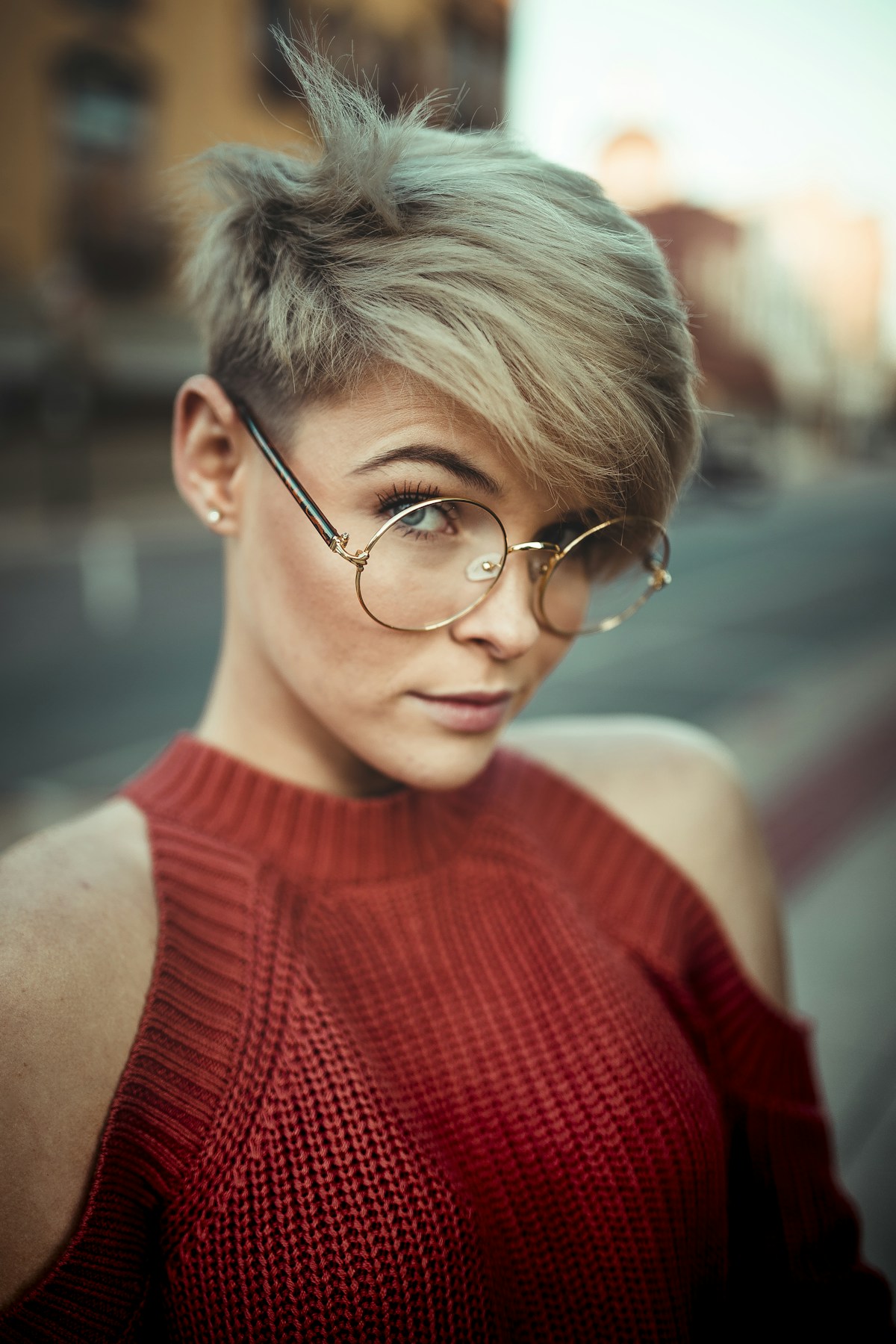 A soft blonde crop with a sculpted fringe